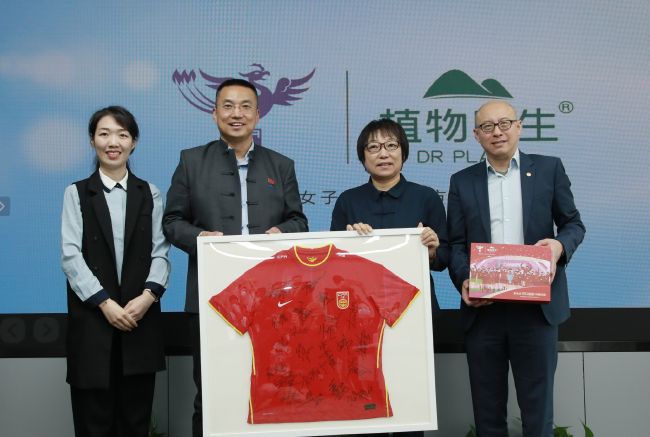 据外媒报道，前一晚两人被看见前往同 奥兰多、可儿离婚后当众亲吻 带娃出街其乐融融 2013-10-29 日前，奥兰多·布鲁姆与超模米兰达·可儿宣布离婚，但表示二人仍会是相爱的一家人，近期他们两个人在公开场合的多次亲密露面，彻彻底底验证了这一点。