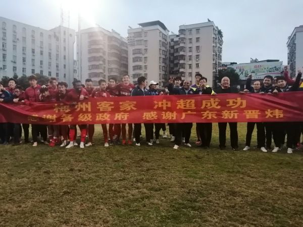 当他们过去的身份开始浮现时，二人将不可避免地发生冲突。