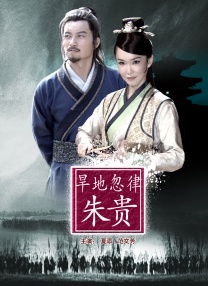 照片中，张子枫身穿蓝色短袖，搭配黑色裤子，脚踩小白鞋，斜跨着的小包，充满少女气息。