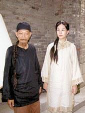 这里不仅是人流如织的批发市场，更是各色人物交织的复杂场域，与电影中“猫鼠游戏”的设定高度契合。